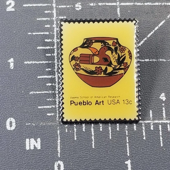 VTG American Folk Art Pueblo Pottery Acoma Pot USPS USA 13 Cent Stamp Enamel Pin - Picture 2 of 4